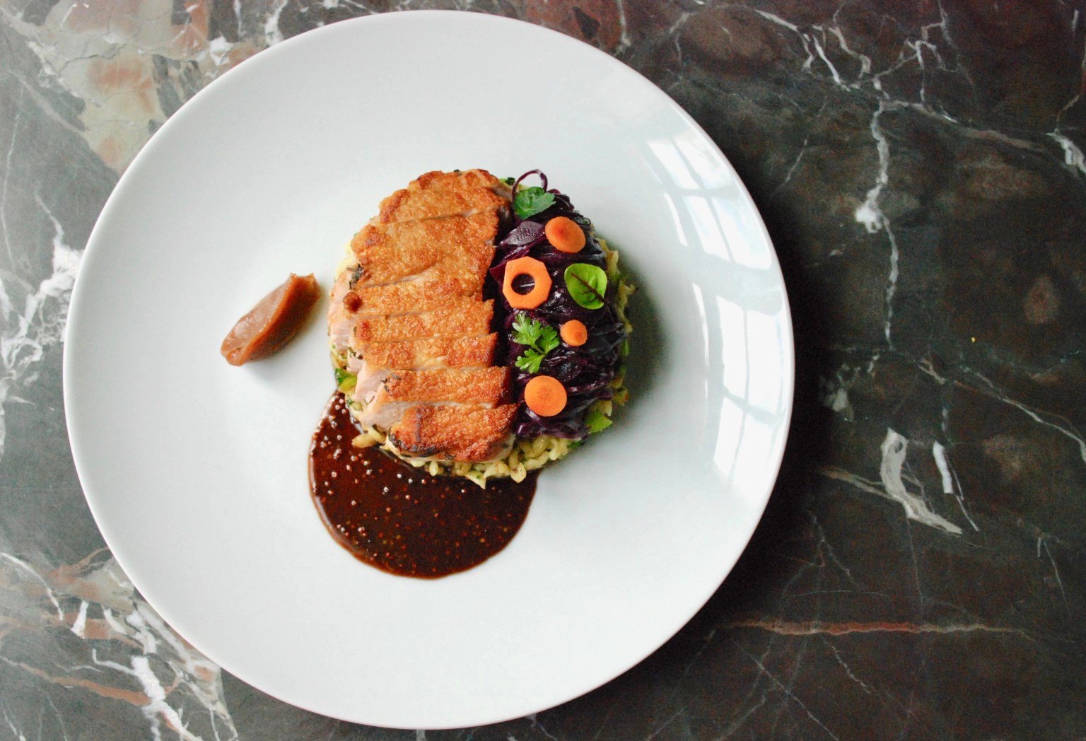 Crispy chicken, noodles, red cabbage and mustard jus